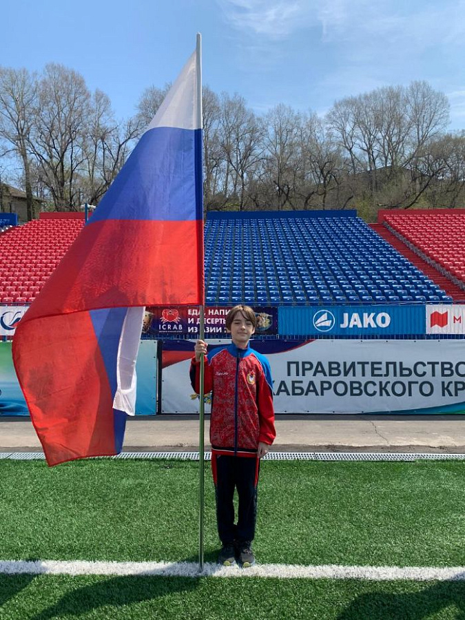 На стадионе имени Ленина г. Хабаровска была развёрнута самая большая копия Знамени Победы 