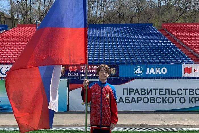 На стадионе имени Ленина г. Хабаровска была развёрнута самая большая копия Знамени Победы 