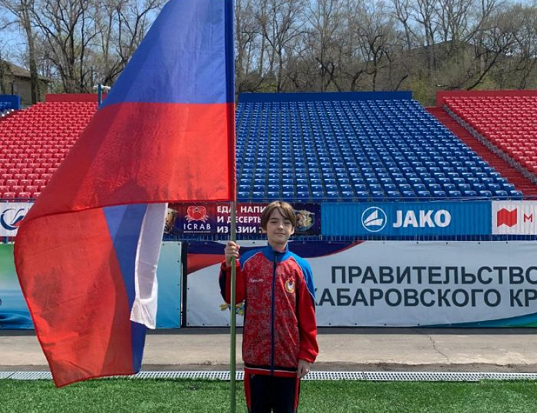 На стадионе имени Ленина г. Хабаровска была развёрнута самая большая копия Знамени Победы 