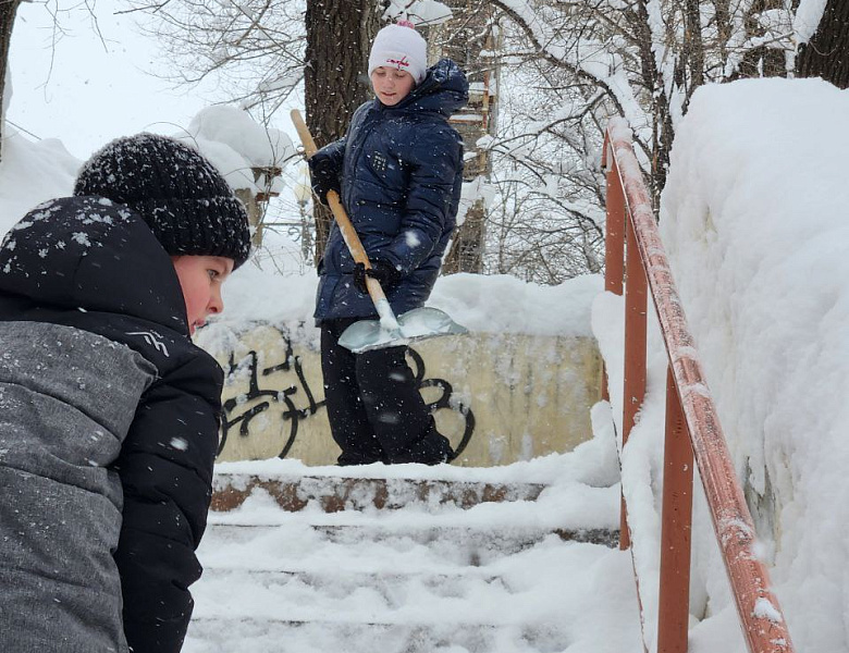 Лицеисты боролись со снегом!